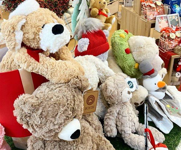 Xmasを盛り上げてくれるサンタのぬいぐるみたち♪《スキレット日記：2025-11-29@高松市多肥下町・スキレット》